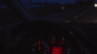 Eller direksiyon simidi ve sırasında gece road, araba araba otomobil dashboard kapatın. Taşıma sürücü karanlık karayolu üzerinde gelecek trafik aydınlatma. Odak göstergeleri, tekerlek, eller, bakıcısı görünümü araba içinde. Penceresinde odaklanmamış ulaşım