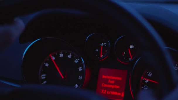 車のダッシュ ボード 速度計 燃料消費量車の夕暮れ時 運転中にコントロール パネル閉じます ゲージ 自動車内シッター ビューに焦点を当てます Half — ストック動画