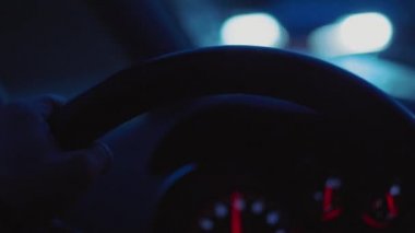 Eller direksiyon simidi, odaklanmamış araba Pano, Denetim Masası hız ölçer, gece arabayı kullanan sırasında yakıt tüketimi ile kapatın. Eller, bakıcısı görünümü otomobil içinde odaklanmak. Karanlıkta odaklanmamış ölçerler. Alacakaranlık karayolu üzerinde aktarım sürücüsü