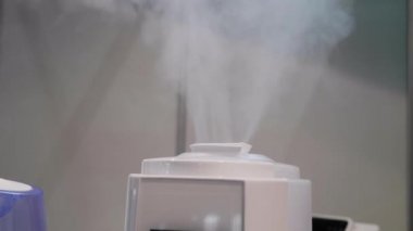 Buhar Buhar cilt kapalı bir sürü ile yayılan hava nemlendirici. Duman odasında dağıtma beyaz hava moistener gelen buhar. Elektrik nemlendirici ve kapalı çalışma petrol difüzör. Nemlendirme
