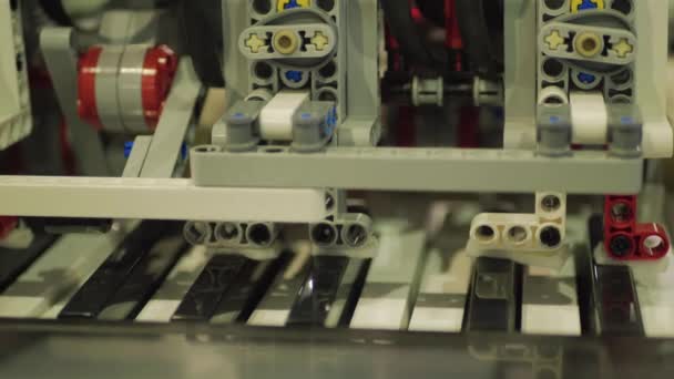 Robot Hrát Piano Učení Koncept Stroje Umělou Inteligencí Automatizované Stavebnice — Stock video