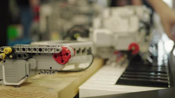 指ロボット ピアノ 側面ビューを再生ボタンを押します 人工知能の機械学習コンセプト 男起動自動化建設は 楽器を再生中を設定します デジタル奴隷親指サウンド シンセサイザー ロボット分析します — ストック動画