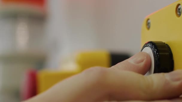 Finger Startet Grüne Warnleuchte Alarm Für Maschine Bei Der Herstellung — Stockvideo