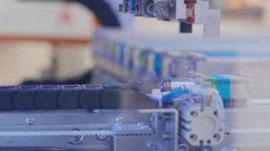 Otomatik makine imalat sırasında. Otomatik robot aygıt tarafından iş işlem bileşenleri toplama. Endüstriyel fabrika, makine robot cihazda. Elektronik montaj. Otomasyon üretim. Teknoloji geliştirme. Robot parçaları toplar