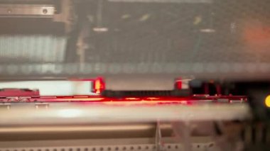 Kırmızı ışık yüzey montaj makinede elektronik devre. Elektronik devreler üreten yüzey montaj teknolojisi. Bileşenleri yazdırılan öğeleri yüzeyine yerleştirilir. Otomatik robot aygıt tarafından iş işlem bileşenleri toplama