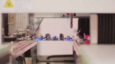 Seçici kullanarak püskürtme seçici açıkorur kaplama robot sistem tarafından otomatik. Kat esnek robot yöntemi. Uygulama ve işleme sistemi imalat. Otomatik cihaz endüstriyel fabrika. Otomasyon üretim süreci, teknoloji