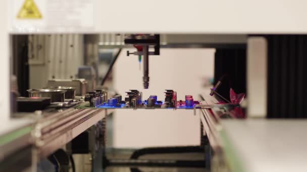 Penyemprotan Selektif Menggunakan Lapisan Konformal Selektif Otomatis Oleh Sistem Robot — Stok Video