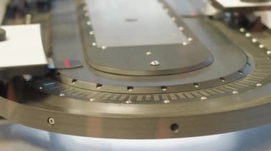 Otomatik kontrol sistemi için yüksek hızlı bandında hareket farklı formlarda ayrıntılar. Öğeleri taşıma sistemi üretimi üzerine korkuluk. Endüstriyel işlem yapımları parçaların taşıma. Otomatik işlem