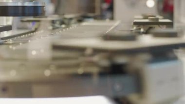 Farklı ayrıntıları ve flaş ışığı ile otomatik kontrol sistemi ile yüksek hızlı Konveyör bant. Otomatik test, değerlendirme ve raporlama sistemi ışınlama sanayi üzerinde. Öğeleri taşıma sisteminde üretim otomatik test altındaki korkuluk üzerinde taşıma