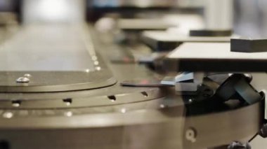 Otomatik kontrol sistemi tarayıcıya yüksek hızlı bandında hareket farklı formlarda ayrıntılar. Öğeleri taşıma sistemi üretimi üzerine korkuluk. Endüstriyel işlem yapımları parçaların taşıma. Otomatik test öğeleri denetleme ayarla