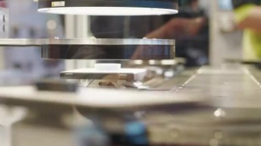 Otomatik test laboratuarında yüksek hızlı Konveyör bant hakkında ayrıntılı bilgi tarama ayarla. Işınlama maddelerde özelliklerini kontrol tarayıcı ile bilgisayar destekli kalite sistemi. Birim testleri, değerlendirme ve raporlama sistemi otomatik tarama. Lazer tarama