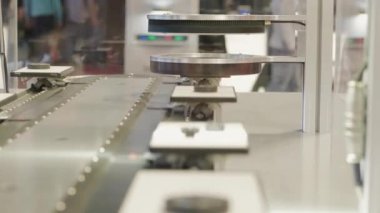Yüksek hızlı Konveyör bant hakkında ayrıntılı bilgi tarama lens ile otomatik sınama kümesi. Işınlama maddelerde özelliklerini kontrol tarayıcı ile bilgisayar destekli kalite sistemi. Birim testleri, değerlendirme ve raporlama sistemi otomatik tarama. Mikrometre inceden inceye gözden geçirmek