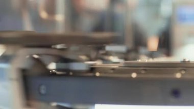 Yüksek hızlı Konveyör bant öğelerle otomatik testte taşıma kümesi, üretim süreci. Ayrıntılar üzerinde üretimi transporter korkuluk. Endüstriyel işlem yapımları parçaların taşıma. Tarayıcı kontrol ile bilgisayar destekli kalite sistemi