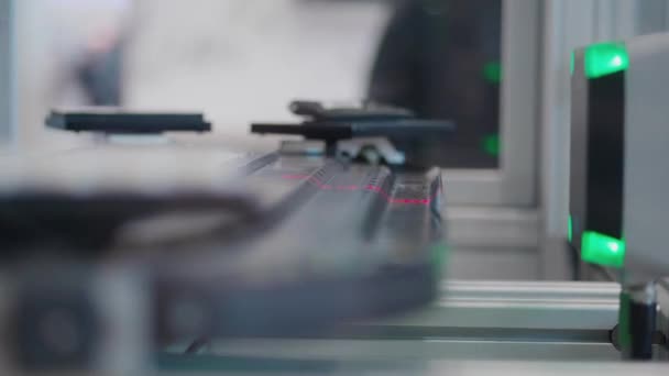 Automatisches Testset Mit Laserscandetails Auf Hochgeschwindigkeits Förderband Labor Computergestütztes Qualitätssystem — Stockvideo