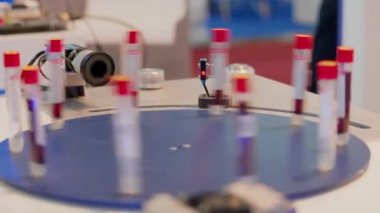 Yüksek hızlı pipet atlıkarınca stand laboratuvar test tüpleri tarama lazer ile otomatik sınama kümesi. Bilgisayar destekli kalite sistemi ile barkod ve cam tüpleri isimlerini kontrol tarayıcı. Tarama birimi otomatik test sistemi. İşlemi denetleme