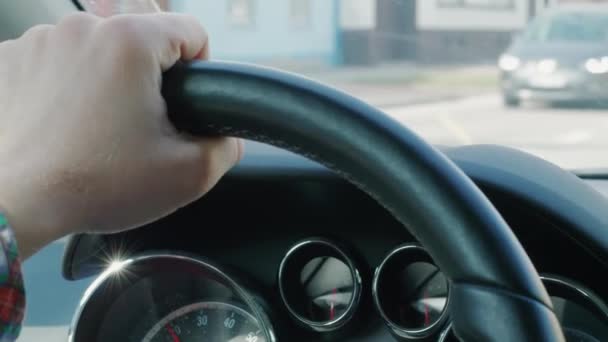 Close Volante Mão Durante Carro Dirigindo Rua Com Casas Durante — Vídeo de Stock