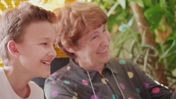 Tinédzser Fiú Idősebb Mosolygott Szeretnének Megjeleníteni Összpontosítani Tini Nevetve Nagymama — Stock videók