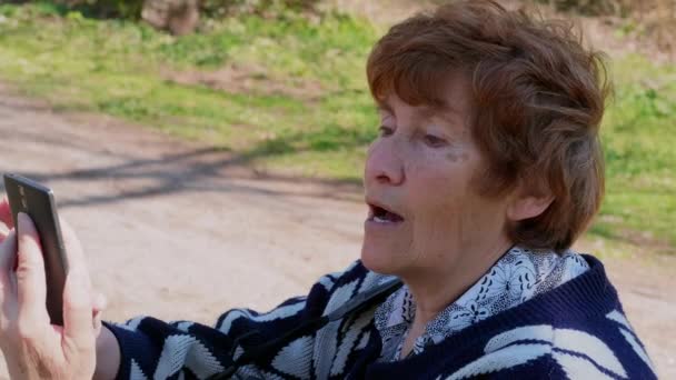 Donna Anziana Seduta Con Smartphone All Aperto Sorridente Signora Anziana — Video Stock