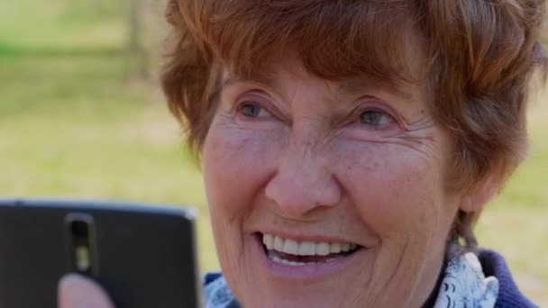 Bliska Starsza Kobieta Rozmawia Pośrednictwem Mobilnej Aplikacji Wideo Uśmiechając Się — Wideo stockowe