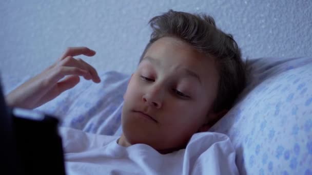 Хлопчик Підліток Дивиться Медіаконтент Планшеті Спальні Дитина Читає Екрані Вдома — стокове відео