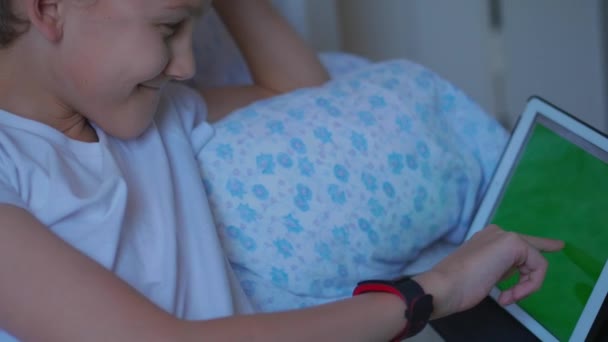 Adolescente Niño Moviendo Los Dedos Tocando Pantalla Verde Tableta Vista — Vídeo de stock