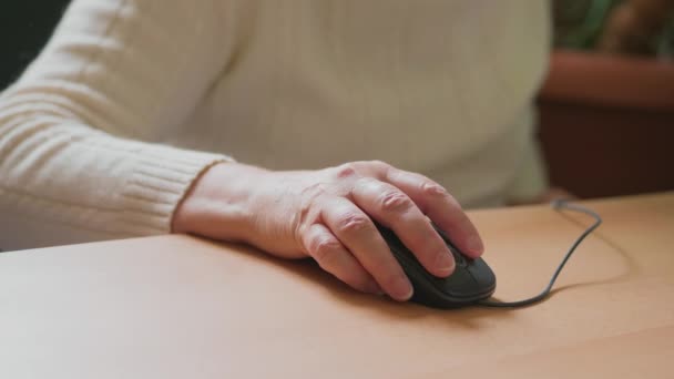 高龄女士坐在电脑前浏览互联网 把焦点从手点击鼠标转移到面对面 祖母希望屏幕 工作场所 左键单击 老太太在笔记本电脑上工作 活跃的生活方式 老年人 奶奶使用技术 — 图库视频影像