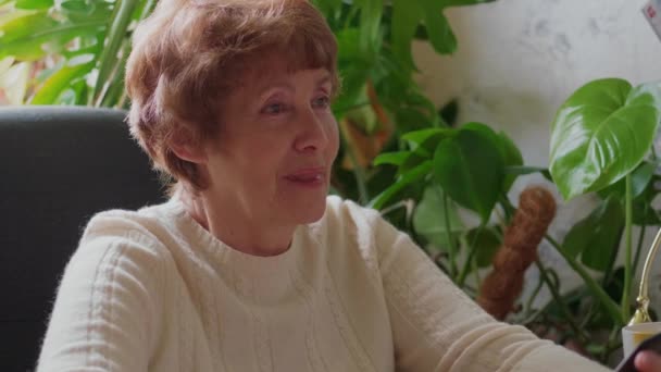 Mujer Mayor Riendo Espacio Trabajo Utilizando Computadora Teléfono Móvil Anciana — Vídeos de Stock