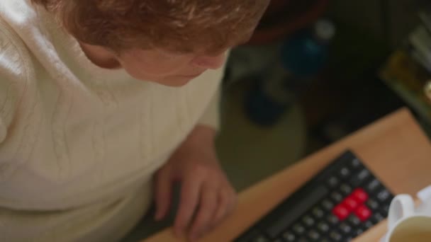 Seniorin Spricht Messenger Computer Tastatur Und Tasse Auf Dem Tisch — Stockvideo