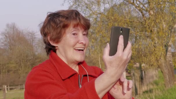 Mujer Mayor Sonriente Tomando Selfie Por Móvil Afuera Anciana Haciéndose — Vídeo de stock