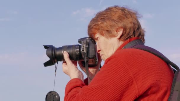 Mulher Sênior Tirando Fotos Câmera Dslr Concentrando Passatempo Avó Livre — Vídeo de Stock