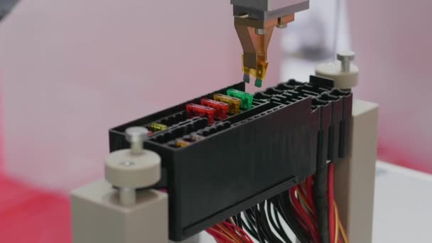 マイクロチップ部品の自動取り付け エレクトロニクス製造 ロボットデバイス 作業プロセスによるコンポーネントの自動収集 産業工場 機械上のロボット オートメーション生産 自動システム — ストック動画
