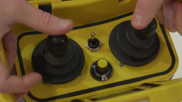 Инженерные Руки Использованием Промышленного Беспроводного Пульта Дистанционного Управления Обслуживания Автоматической — стоковое видео