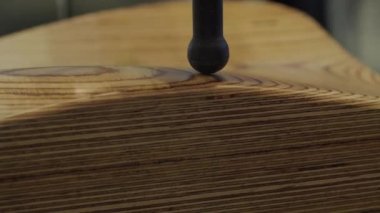 Dijital katı model oluşturmak için yüzey kabartma veri toplama 3d tarayıcı kolu başvurun. Ahşap yüzey üzerinde hareket eden sert kemikler ve yüksek hassasiyetli açısal sensörler ile otomatik mafsallı kol. Endüstriyel fabrika, makine tarama işlemi