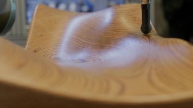Temas 3d tarayıcı kolu dijital katı model, birkaç çekim oluşturmak için yüzey kabartma veri toplama. Ahşap yüzey üzerinde hareket eden sert kemikler ve yüksek hassasiyetli açısal sensörler ile otomatik mafsallı kol. Endüstriyel fabrikada tarama işlemi