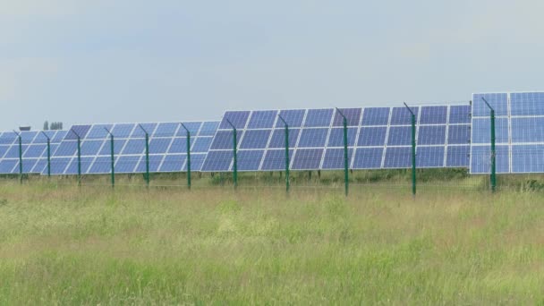 Elektrownia Fotowoltaiczna Panelami Komórkową Wytwarzających Zieloną Energię Przed Polem Trawy — Wideo stockowe