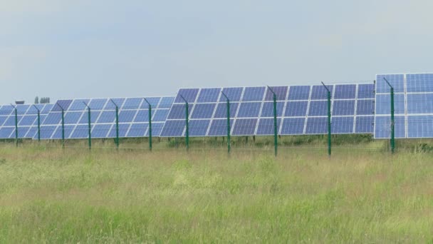 Photovoltaik-Kraftwerk mit Zellpaneelen, die an windigen Tagen grüne Energie gegen Gras erzeugen. Solarpark. Ökostrom aus PV-Modulen, die Strom und Anlagen produzieren. Solarzelle für erneuerbare Energien. Alternative Stromquelle auf Anlage