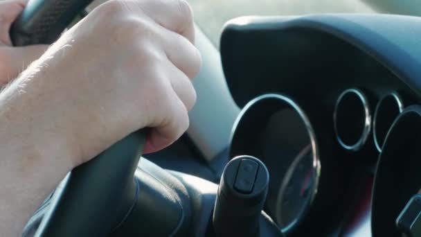 Рука Кермі Перемикачі Приладовій Панелі Автомобіля Під Час Автомобільного Водіння — стокове відео
