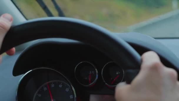 Regen Auto Fahren Armaturenbrett Bedienfeld Mit Geschwindigkeitsanzeige Kraftstoffverbrauch Und Regenwischer — Stockvideo