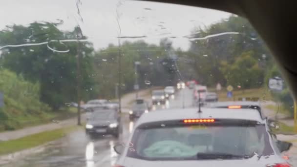 Tela Frontal Com Gotas Chuva Carro Parou Engarrafamento Dia Chuvoso — Vídeo de Stock