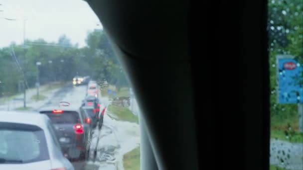 Nierozpoznawalnych Samochodów Powoli Jazdy Korku Deszczu Szyby Samochodowe Kropli Deszczu — Wideo stockowe