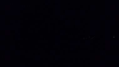Adriyatik denizinde kara gece gökyüzünde fırtına bulutları yıldırım, birkaç çekim. Doğal afet ve şehir ışıkları ile karanlık deniz kıyısında grevler. Yanıp söner bulutları aydınlatır, büyük fırtına. Kayıp, cehalet, ceza, gökyüzü silahı, tanrı silah kavramları