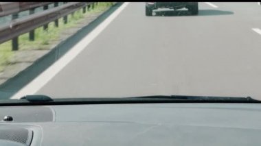Karayolu üzerinde trafikte gizli mesafede takip araba, yolda araç mesafesi, bakıcı görünümü, kirli ön cam. Sürüş sırasında ön ekranda otomobilin bulanık ana hatları. El yapımı atış. Güvenlik konsepti. Güvenli mesafe, güvenlik hızı