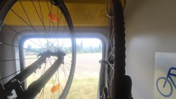 Twee Fietsen Opknoping Rek Bewegende Trein Fiets Teken Muur Groene — Stockvideo