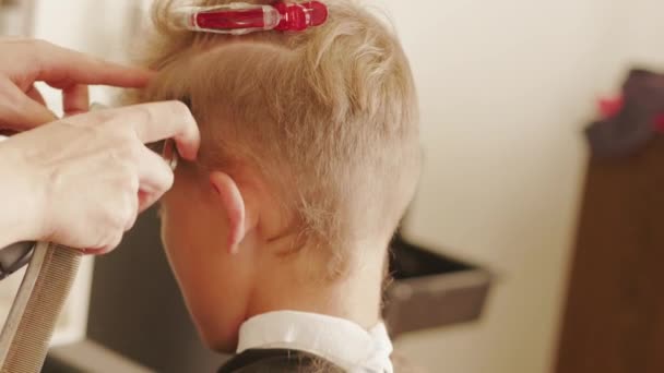 Parrucchiere Shingling Boy Capelli Adolescente Taglio Capelli Stile Fermaglio Perno — Video Stock