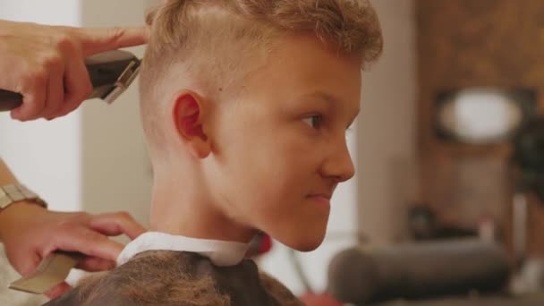 Kapper Shingling Lachende Tiener Jongen Stijl Kapsel Barbershop Werken Door — Stockvideo