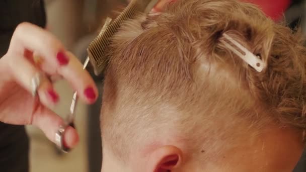 Peluquero Corte Pelo Adolescente Para Hombre Cabeza Vestido Por Tijeras — Vídeo de stock