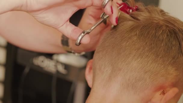 Kapper Handen Met Rode Nagels Snijden Tiener Jongen Schot Haar — Stockvideo