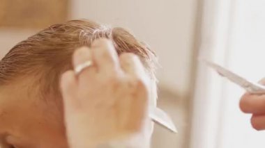 Makas ile ense üzerinde Shingling kilitler, saç tarama, berber elleri saç kesme, closeup. Berber dükkanında ki erkek baş elbisesi için shot saç. Kuaför saç tangles doğrultma, sarışın genç erkek baş tarzı saç kesimi yapma kırpma. Saç modeli