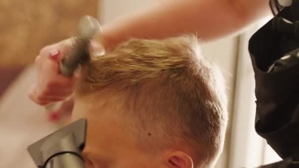 Kapper Handen Föhnen Haar Door Styler Droger Peddel Borstel Tiener — Stockvideo