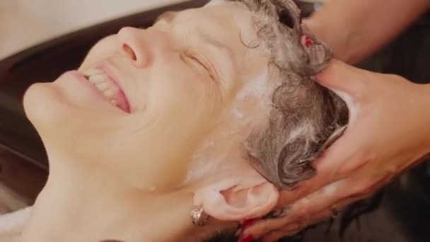 Kuaför Berber Dükkanının Arka Barında Saç Kesimi Öncesi Kadının Saçlarını — Stok video